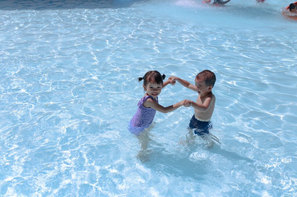 Enfant qui joue dans l'eau